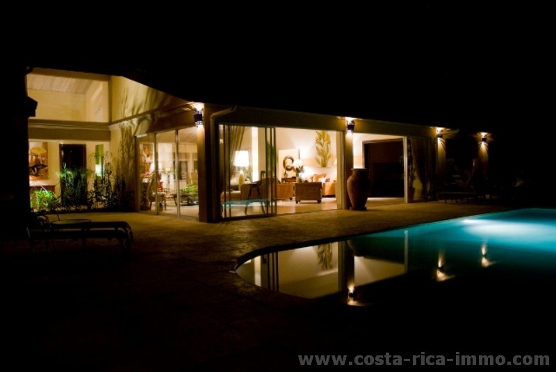 Traumhaus mit G�stehaus, Pool und sehr sch�ner Sicht bei Atenas zu verkaufen